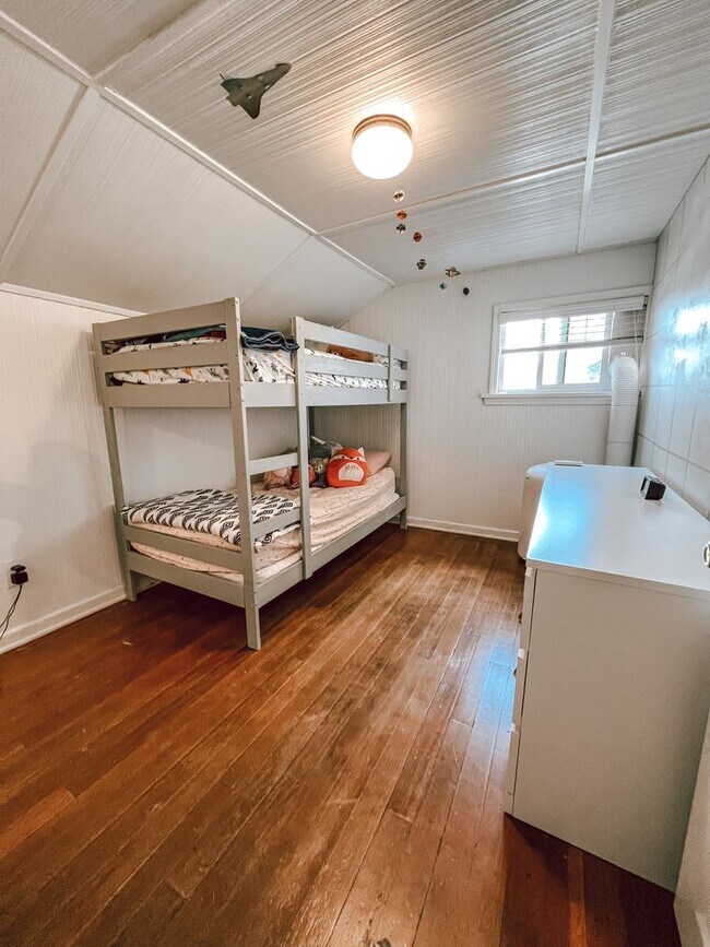 Building Photo - Stylish home ready for comfortable living