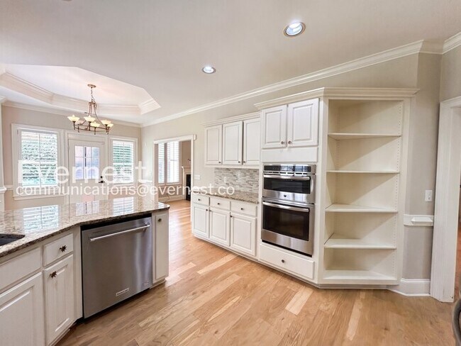 Building Photo - 5 Bed/3.5 Bath Home with Garage /Available Now!