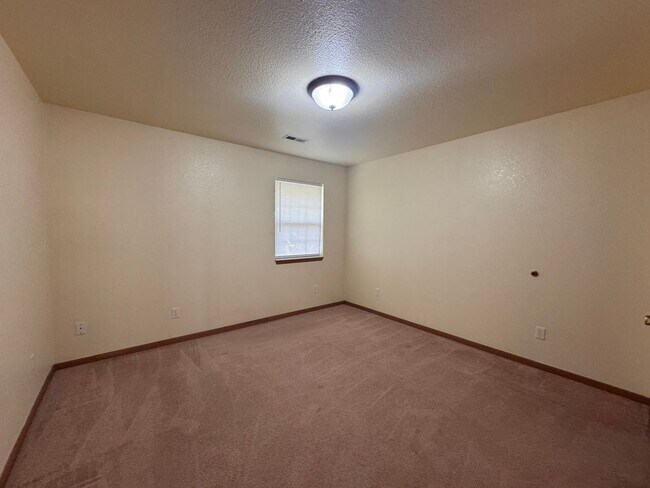 Building Photo - 22585 Hollow Oak Ln