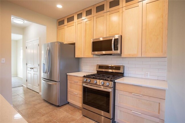 Building Photo - 14825 Fernhill Dr