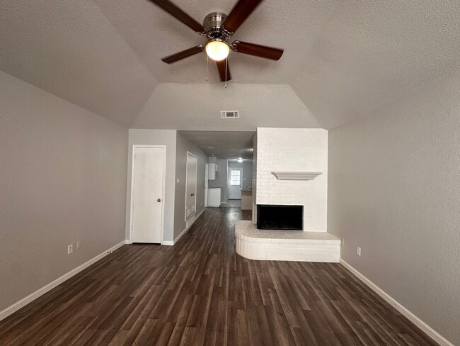 Primary Photo - Spacious 3 bedroom, 2 full Bath Duplex Loc...
