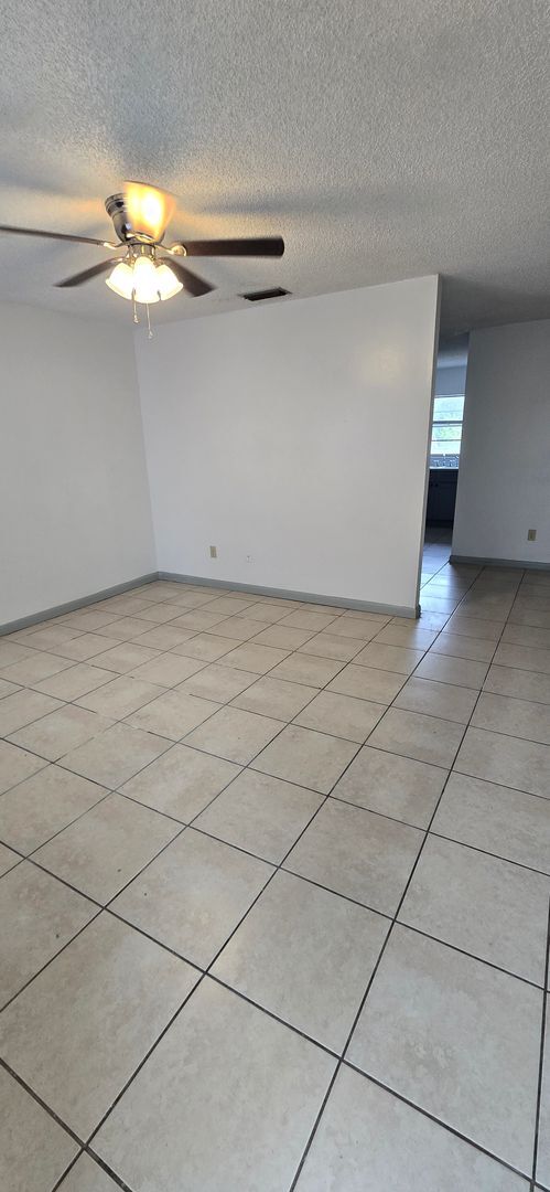 Building Photo - SPACIOUS 2 BEDROOM 1 BATH DUPLEX LOCATED I...