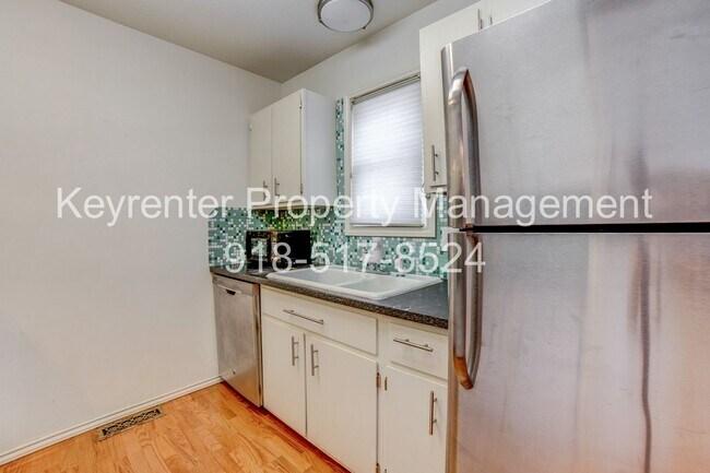 Building Photo - Riverview - Stunning 2 bed 2 bath Townhouse Great Location