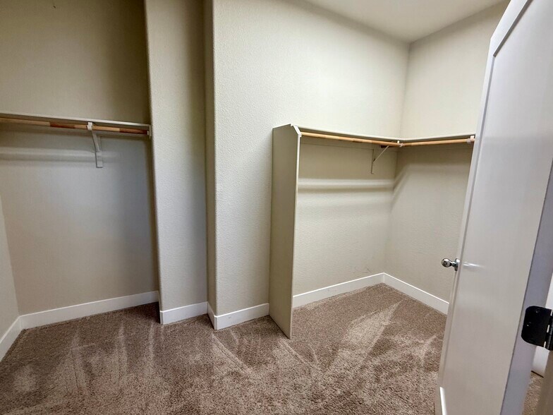 Blessed !Master walk-in closet - 27 Rogers Ln