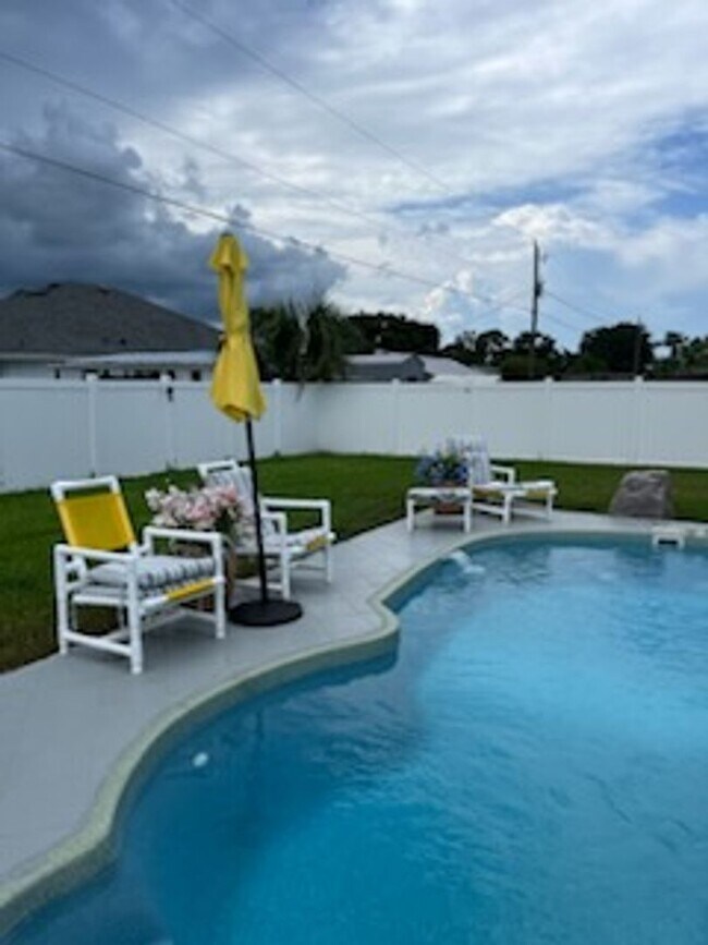 Building Photo - 3 BEDROOM POOL HOME OASIS IN FLORIDA SHORES EDGEWATER