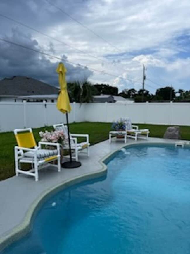 Building Photo - 3208 Royal Palm Dr