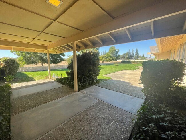 Building Photo - Custom home located next to Oakdale Country Club!