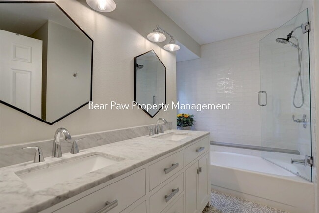 Building Photo - Charming 2-Bedroom Condo in Genesee!