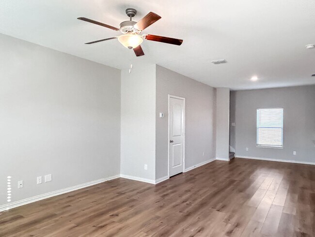 Building Photo - Beautifully Refreshed 3-Bedroom Home in De...