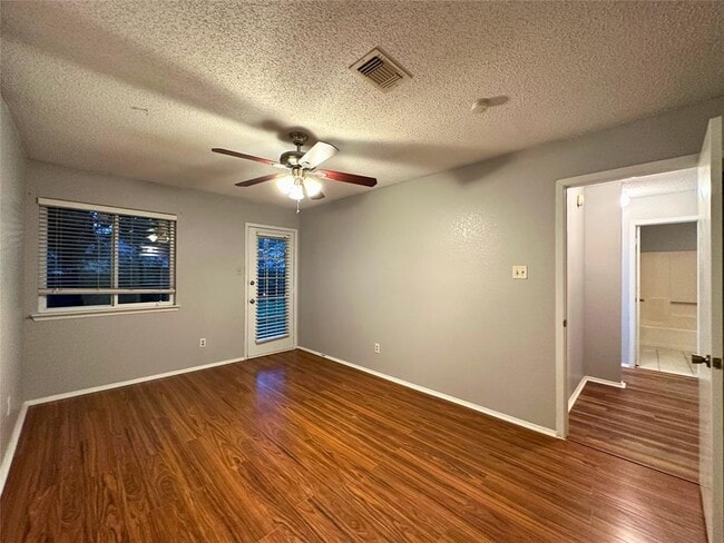 Building Photo - 16910 Village Oak Loop