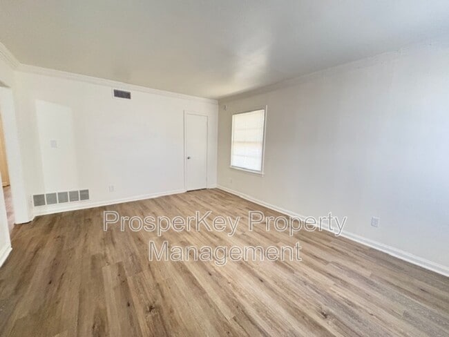 Building Photo - 2736 Chevy Chase Dr