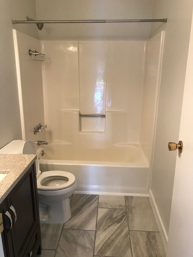 Hall bathroom - 723 Mercer Dr
