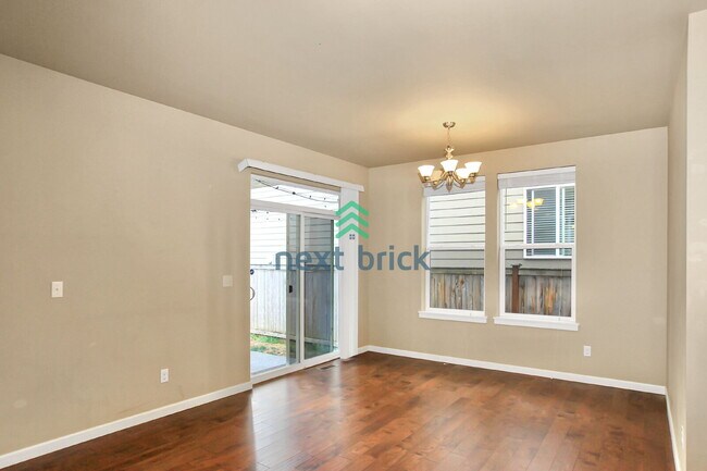 Building Photo - 3 Bed and 2.5 Bath Single-family Home Avai...