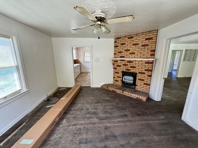 Building Photo - 2/1 with extra space in Uptown Shelby, NC