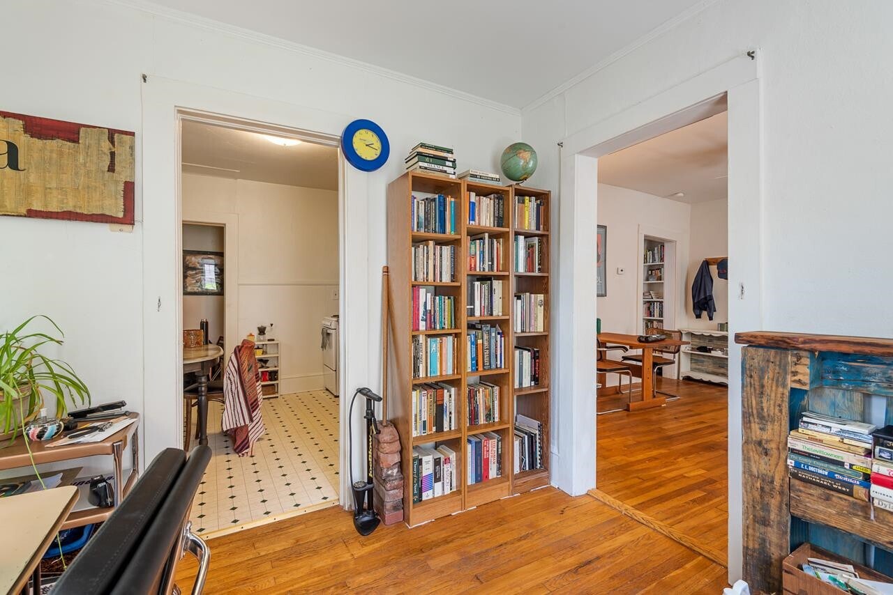 Building Photo - 903 Clarendon St