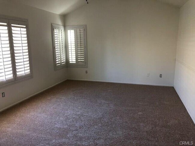 Building Photo - Beautiful End-Unit Townhome in the Desirab...