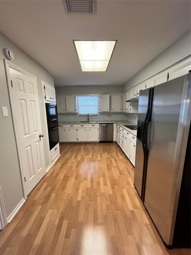 Building Photo - 6218 Woodland Forest Dr