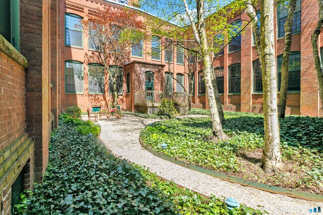 Building Photo - 25 Grand St