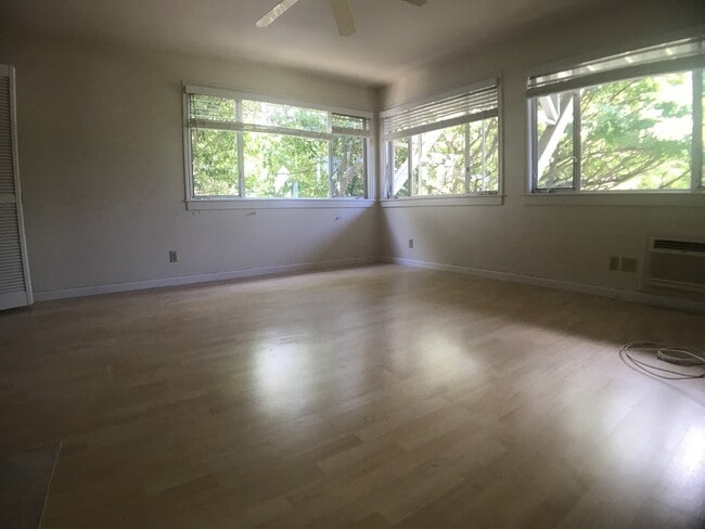 Building Photo - Kaimuki Wilhemina Rise gated home! Spectacular ocean views, garage parking.