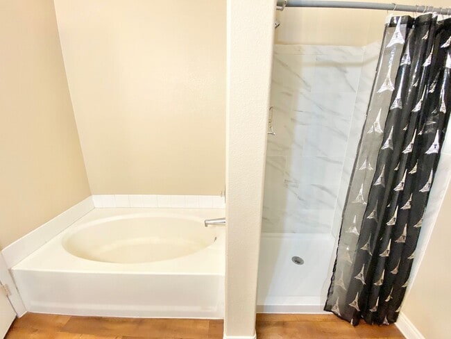 Building Photo - SPACIOUS 1 BEDROOM, 1 BATH GROUND-FLOOR CO...