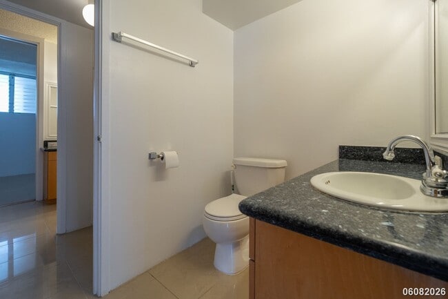 Building Photo - PRIME ALA MOANA/WAIKIKI LOCATION: 2BR/1.5BA Condo with Parking & In-Unit Washer/Dryer!