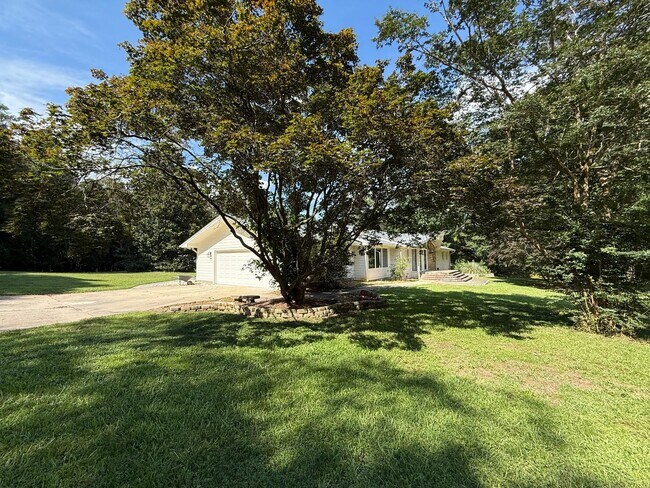 Building Photo - Newly Remodeled Ranch-Style 4BD, 3.5BA Ral...