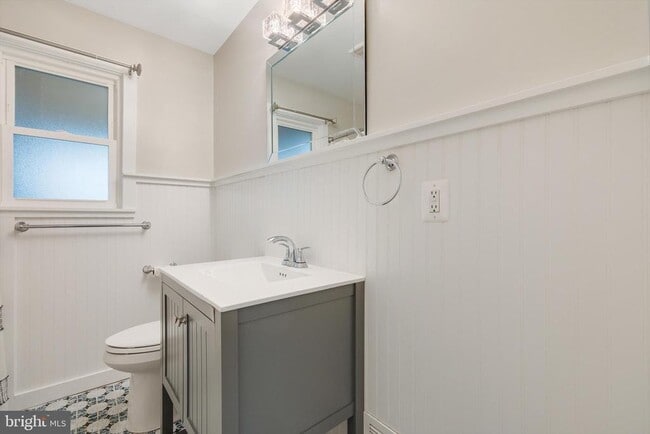 Building Photo - 304 Newfield Rd