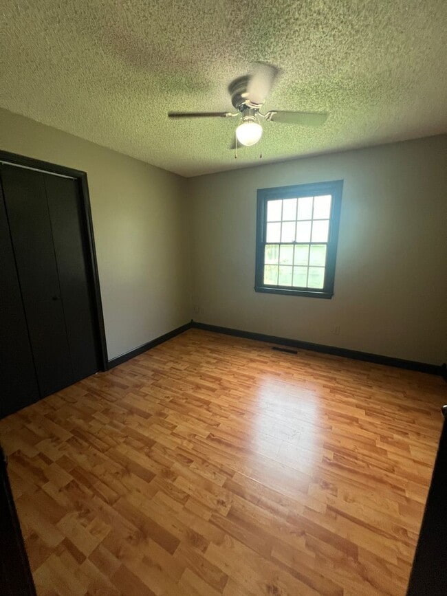 Building Photo - 4 bedroom/2 bath house