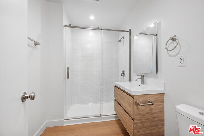 Building Photo - 833 5th St