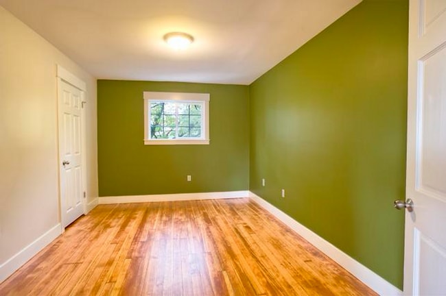 Building Photo - Bright & Charming 3bed/1bath Upper Duplex ...