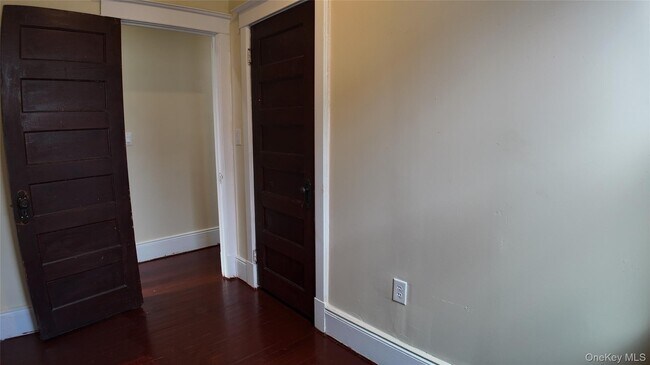 Building Photo - 8 Morris Crescent