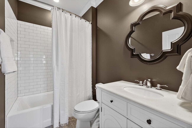 Building Photo - 611 N Pine St