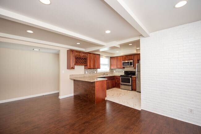 Building Photo - Single Family Stunner!