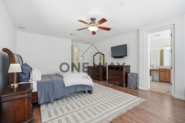 Building Photo - 587 E Benrich Dr