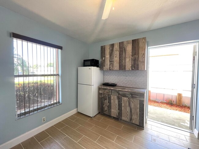 Building Photo - 5753 SE Mercedes Ave