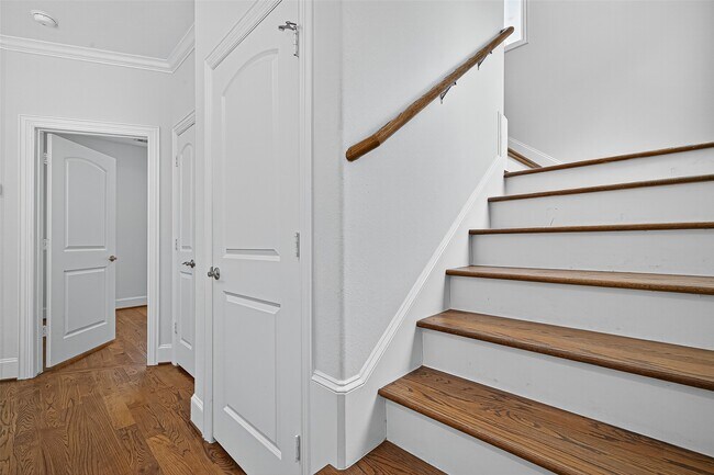Building Photo - 1630 W 24th St