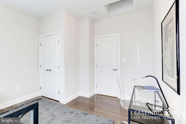 Building Photo - 547 Park Rd NW