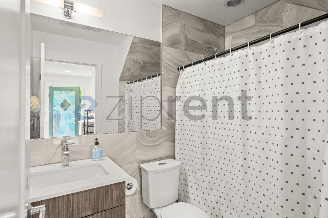 Building Photo - Unit B