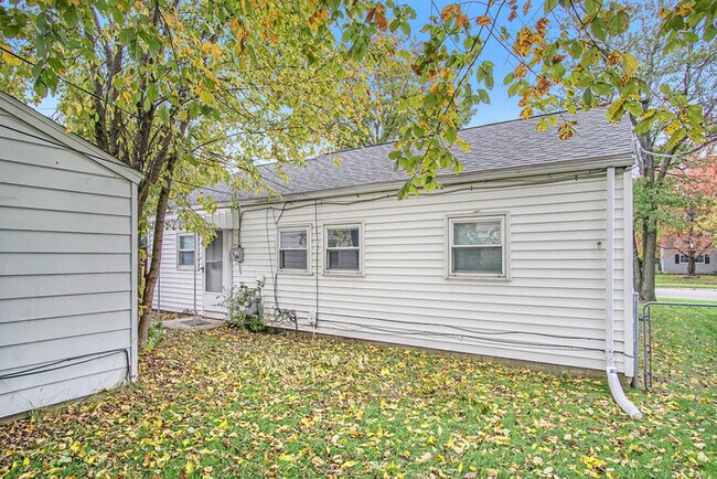 Building Photo - Three bedroom south side retreat