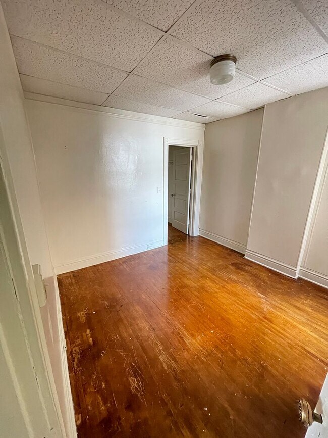 Building Photo - AVAILABLE AUGUST - 2 Bedroom 1 Bath Lower ...