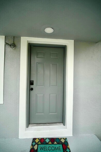 Building Photo - 885 Ruby Ave