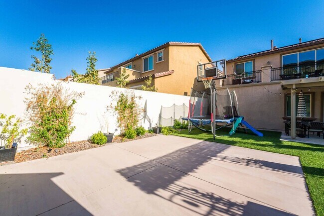 Building Photo - A stunning 4 Bedroom home nestled in the prestigious community in Henderson!