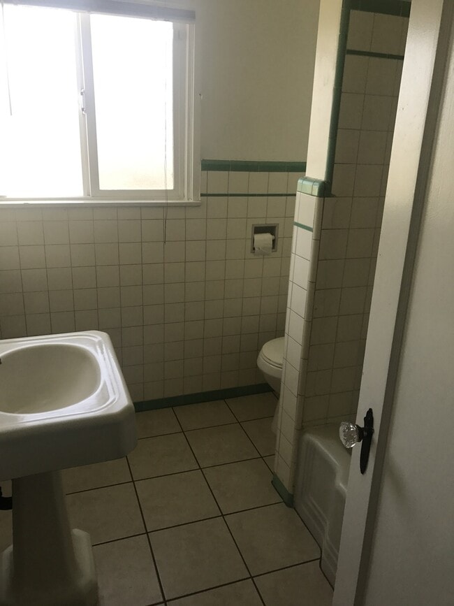 Building Photo - Country home