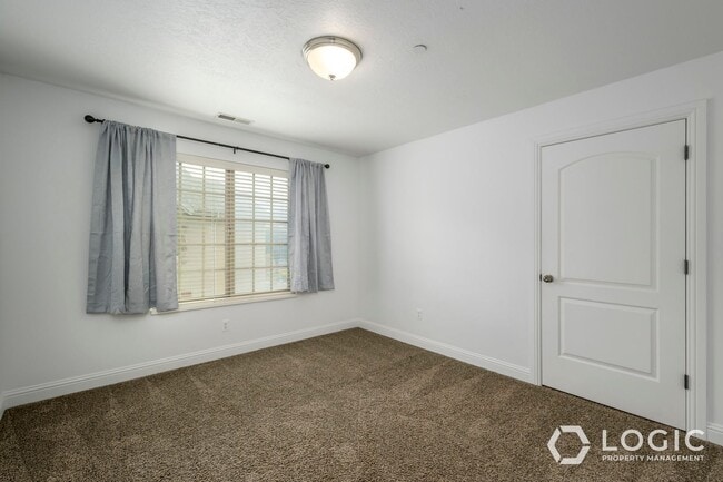 Building Photo - Stunning Top Floor Condo in Great Location!