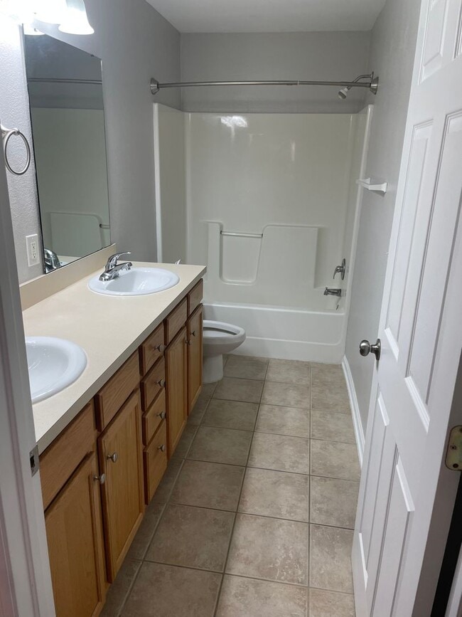 Building Photo - BEAUTIFUL 3/3 TOWNHOME FOR $1625