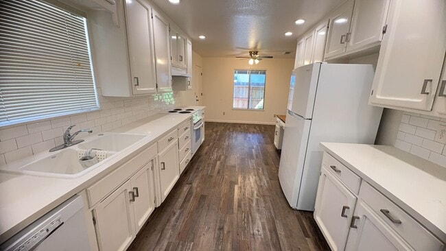 Building Photo - Desirable Duplex 2 bedroom 1 bathroom home