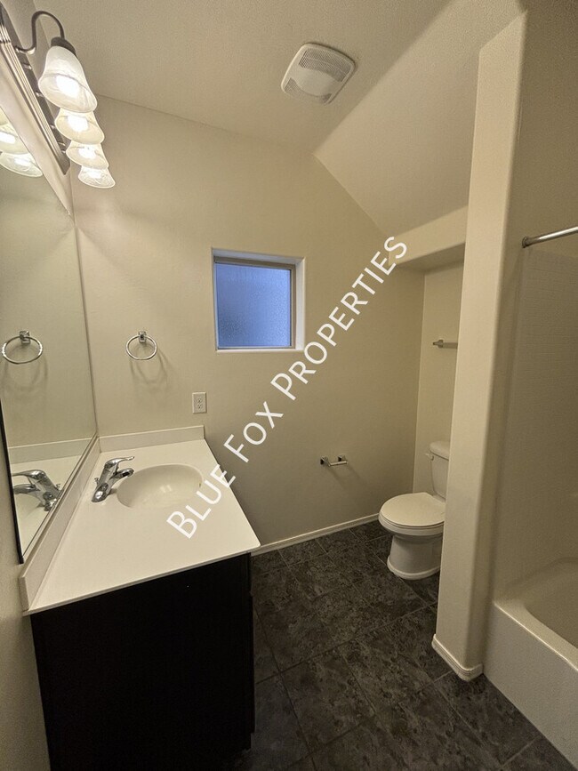 Building Photo - 4170 N Thurston Ln
