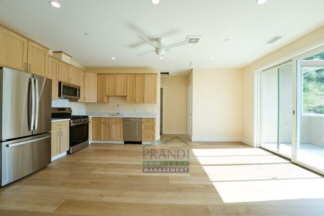 Building Photo - 10 E Crescent Dr