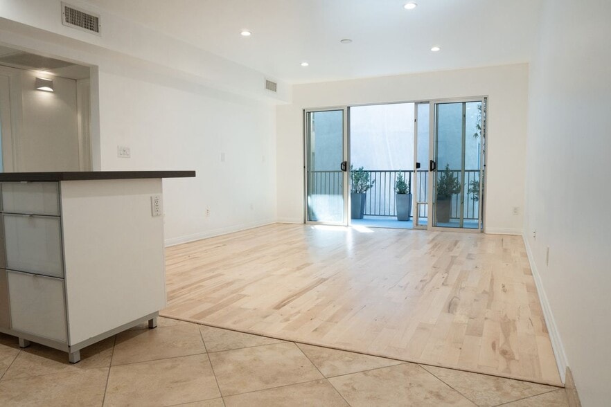 Building Photo - 1148 N Clark St