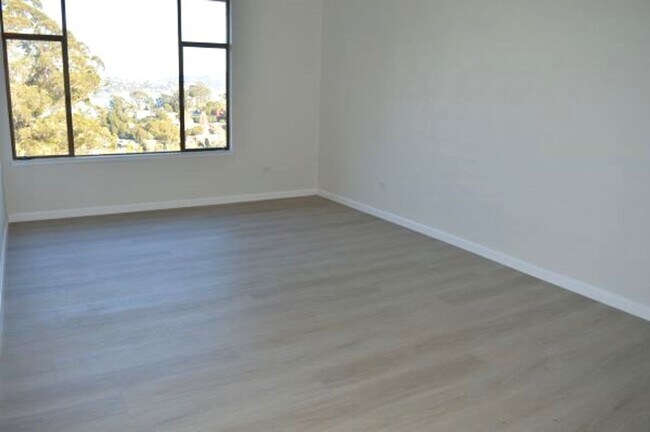 Building Photo - Nicely Updated Top Floor Unit with Bay View